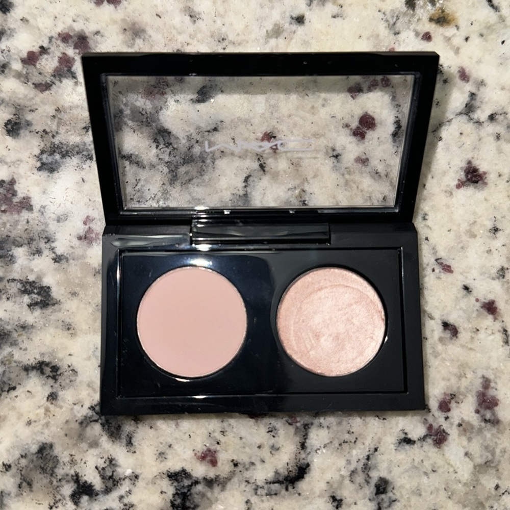 MAC 2 Eyeshadows w compact